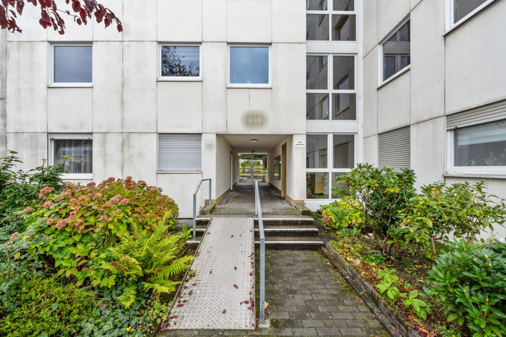 Gütelhöfer Immobilien - Immobilienangebot - Bonn - Alle - Kapitalanlage gesucht? Solide vermietete 4-Zimmer-Wohnung mit Loggia, Aufzug und zwei Stellplätzen