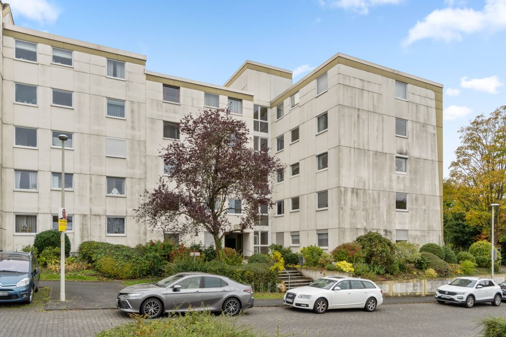 Gütelhöfer Immobilien - Immobilienangebot - Bonn - Alle - Kapitalanlage gesucht? Solide vermietete 4-Zimmer-Wohnung mit Loggia, Aufzug und zwei Stellplätzen