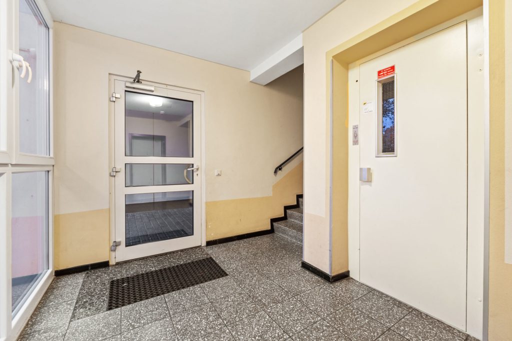 Gütelhöfer Immobilien - Immobilienangebot - Bonn - Alle - Kapitalanlage gesucht? Solide vermietete 4-Zimmer-Wohnung mit Loggia, Aufzug und zwei Stellplätzen