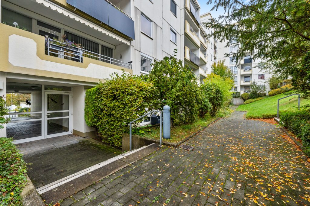 Gütelhöfer Immobilien - Immobilienangebot - Bonn - Alle - Kapitalanlage gesucht? Solide vermietete 4-Zimmer-Wohnung mit Loggia, Aufzug und zwei Stellplätzen