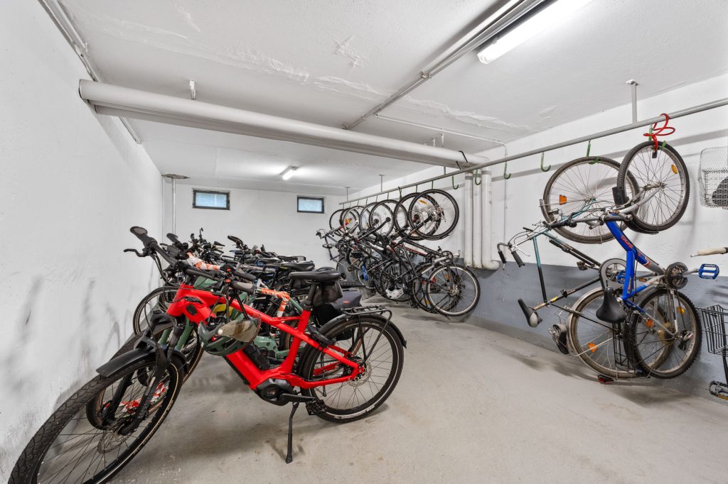 Gütelhöfer Immobilien - Immobilienangebot - Bonn - Alle - Kapitalanlage gesucht? Solide vermietete 4-Zimmer-Wohnung mit Loggia, Aufzug und zwei Stellplätzen