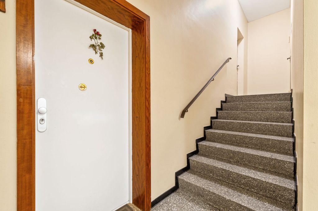 Gütelhöfer Immobilien - Immobilienangebot - Bonn - Alle - Kapitalanlage gesucht? Solide vermietete 4-Zimmer-Wohnung mit Loggia, Aufzug und zwei Stellplätzen