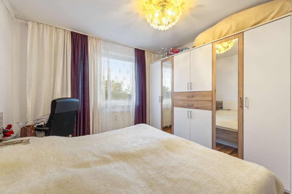 Gütelhöfer Immobilien - Immobilienangebot - Bonn - Alle - Kapitalanlage gesucht? Solide vermietete 4-Zimmer-Wohnung mit Loggia, Aufzug und zwei Stellplätzen