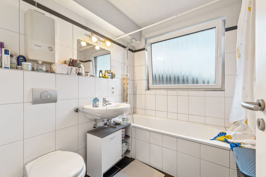 Gütelhöfer Immobilien - Immobilienangebot - Bonn - Alle - Kapitalanlage gesucht? Solide vermietete 4-Zimmer-Wohnung mit Loggia, Aufzug und zwei Stellplätzen