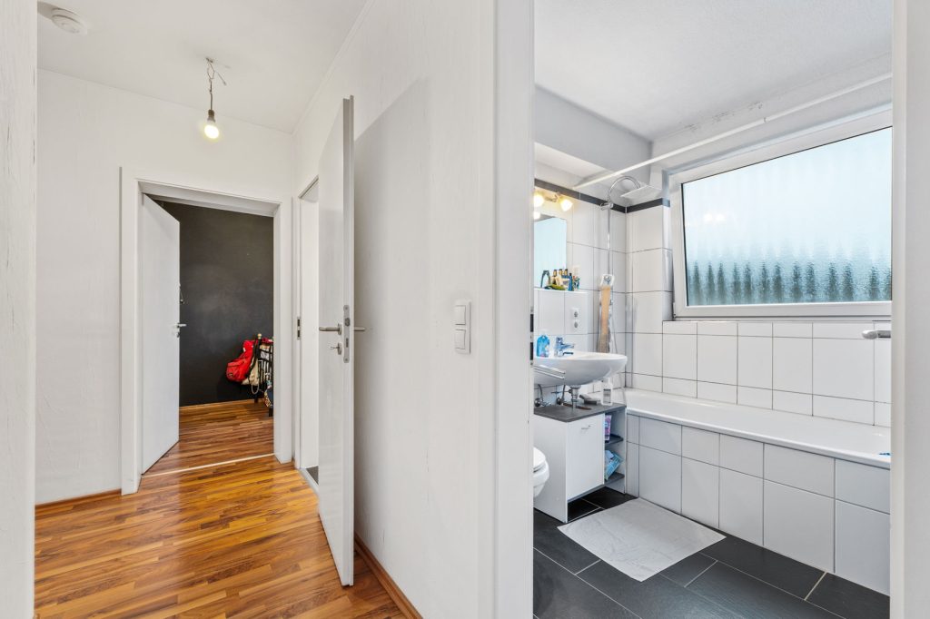 Gütelhöfer Immobilien - Immobilienangebot - Bonn - Alle - Kapitalanlage gesucht? Solide vermietete 4-Zimmer-Wohnung mit Loggia, Aufzug und zwei Stellplätzen