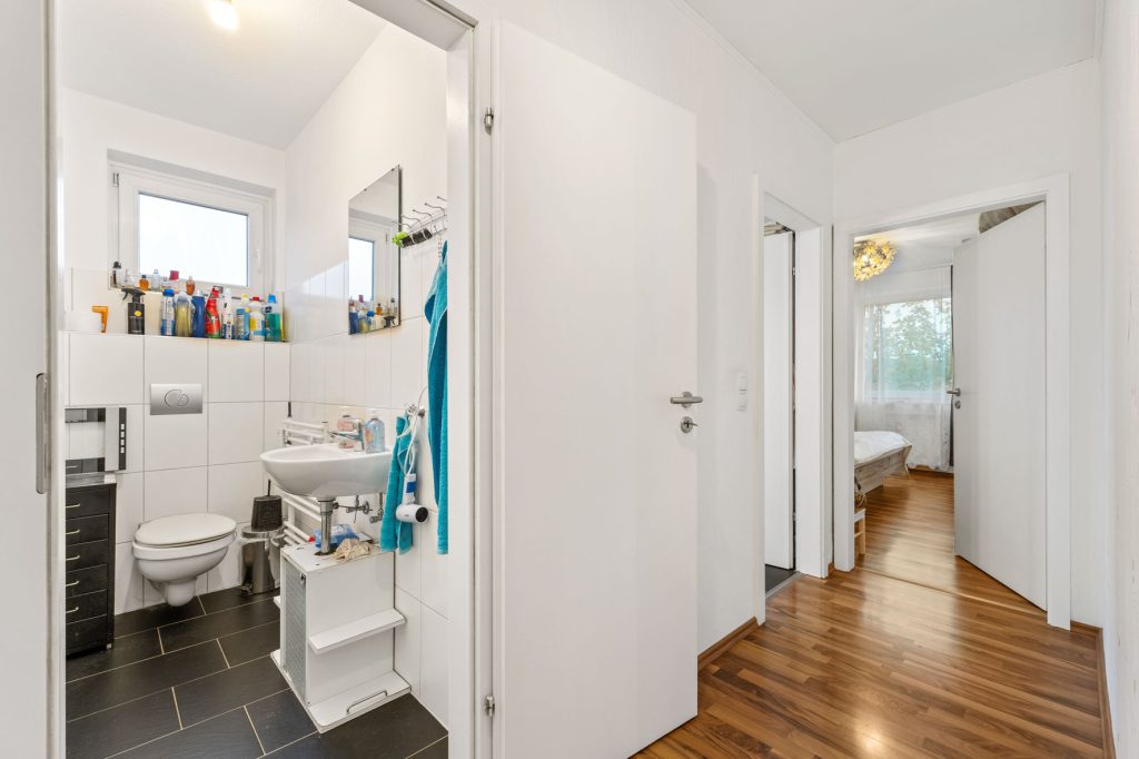 Gütelhöfer Immobilien - Immobilienangebot - Bonn - Alle - Kapitalanlage gesucht? Solide vermietete 4-Zimmer-Wohnung mit Loggia, Aufzug und zwei Stellplätzen