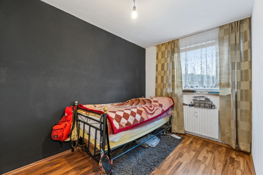Gütelhöfer Immobilien - Immobilienangebot - Bonn - Alle - Kapitalanlage gesucht? Solide vermietete 4-Zimmer-Wohnung mit Loggia, Aufzug und zwei Stellplätzen