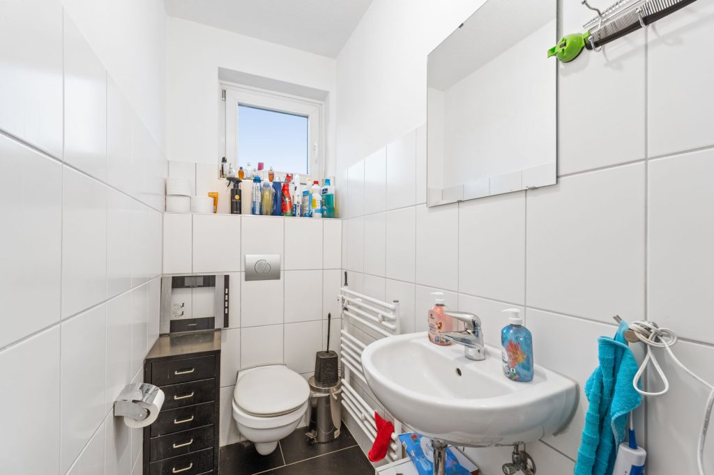 Gütelhöfer Immobilien - Immobilienangebot - Bonn - Alle - Kapitalanlage gesucht? Solide vermietete 4-Zimmer-Wohnung mit Loggia, Aufzug und zwei Stellplätzen