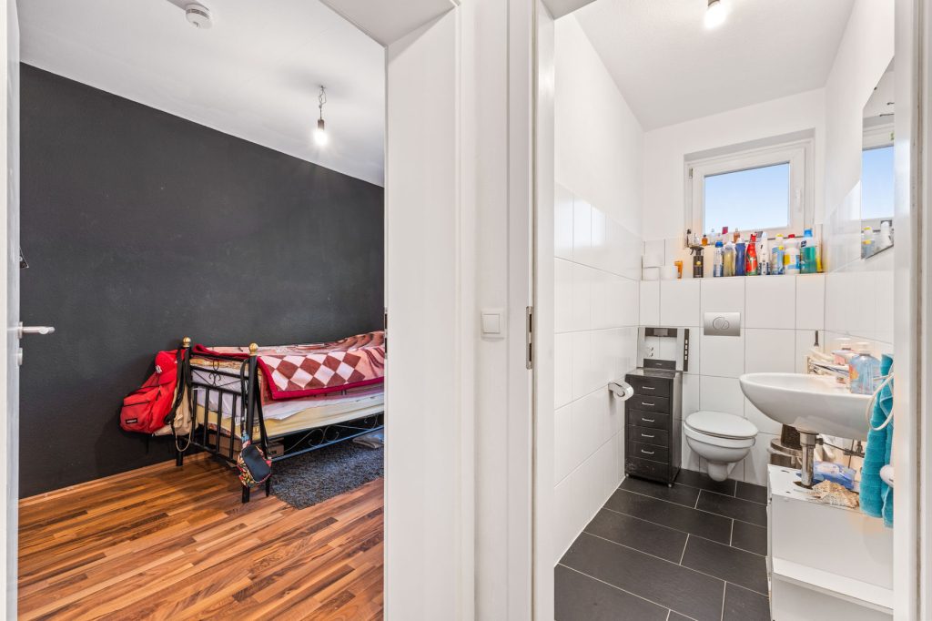 Gütelhöfer Immobilien - Immobilienangebot - Bonn - Alle - Kapitalanlage gesucht? Solide vermietete 4-Zimmer-Wohnung mit Loggia, Aufzug und zwei Stellplätzen