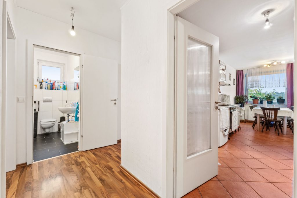 Gütelhöfer Immobilien - Immobilienangebot - Bonn - Alle - Kapitalanlage gesucht? Solide vermietete 4-Zimmer-Wohnung mit Loggia, Aufzug und zwei Stellplätzen