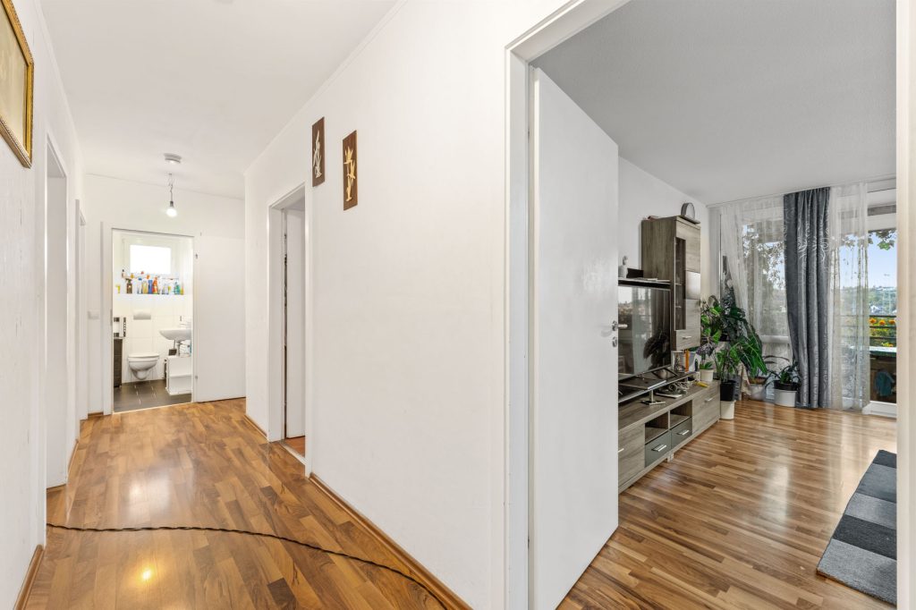 Gütelhöfer Immobilien - Immobilienangebot - Bonn - Alle - Kapitalanlage gesucht? Solide vermietete 4-Zimmer-Wohnung mit Loggia, Aufzug und zwei Stellplätzen