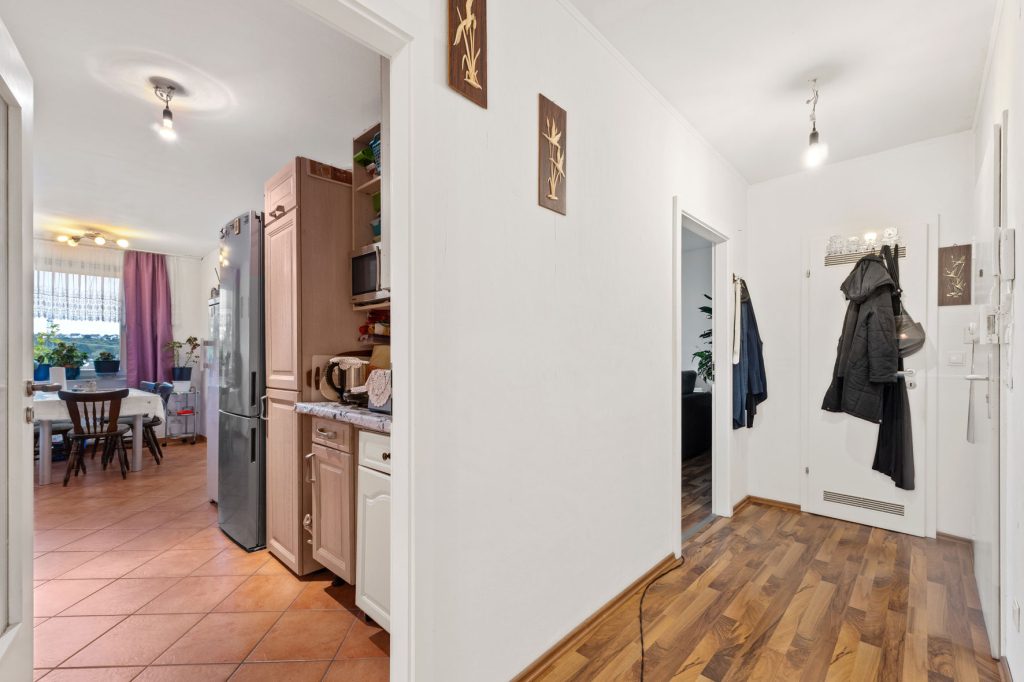 Gütelhöfer Immobilien - Immobilienangebot - Bonn - Alle - Kapitalanlage gesucht? Solide vermietete 4-Zimmer-Wohnung mit Loggia, Aufzug und zwei Stellplätzen