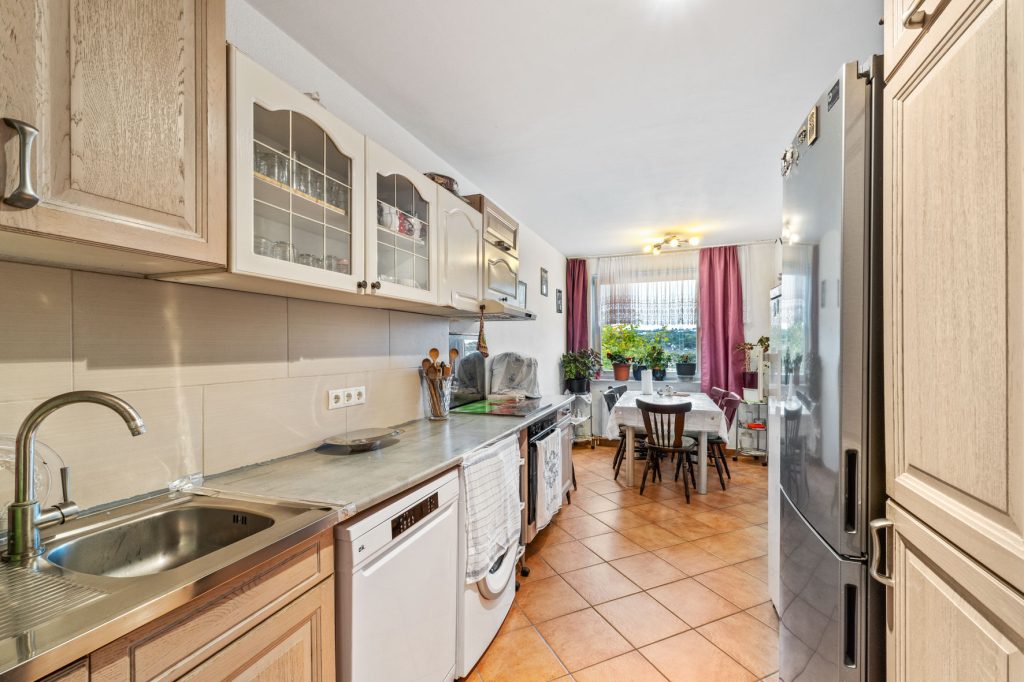 Gütelhöfer Immobilien - Immobilienangebot - Bonn - Alle - Kapitalanlage gesucht? Solide vermietete 4-Zimmer-Wohnung mit Loggia, Aufzug und zwei Stellplätzen