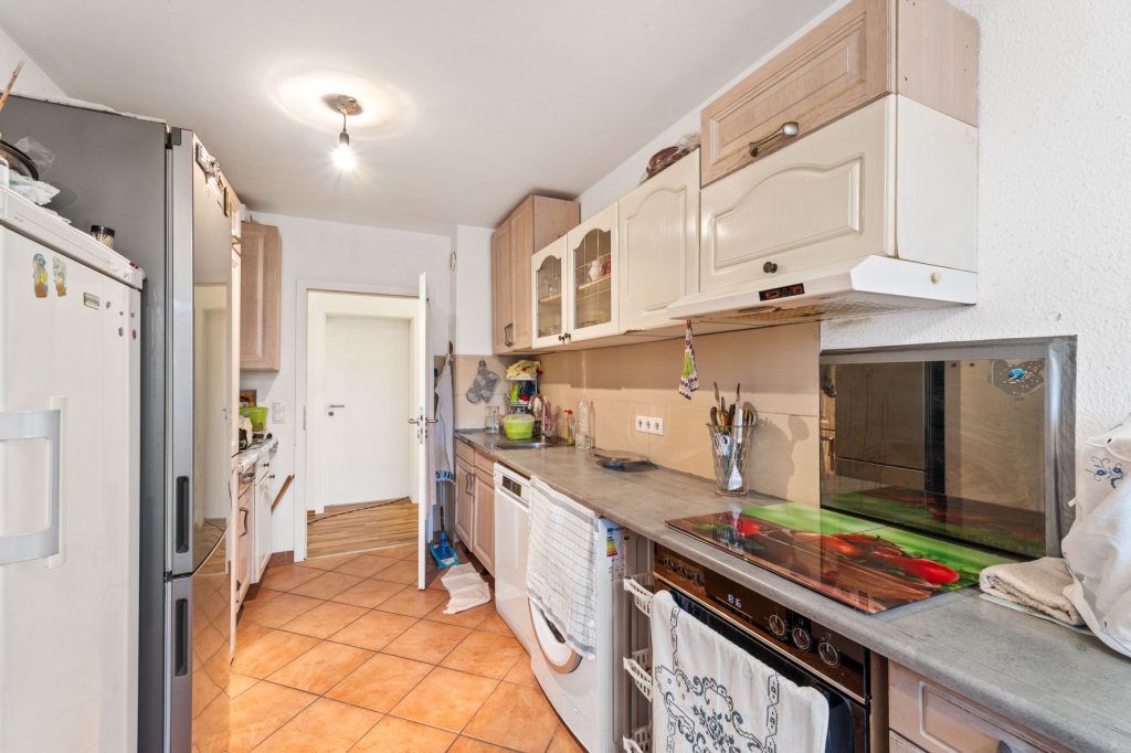 Gütelhöfer Immobilien - Immobilienangebot - Bonn - Alle - Kapitalanlage gesucht? Solide vermietete 4-Zimmer-Wohnung mit Loggia, Aufzug und zwei Stellplätzen