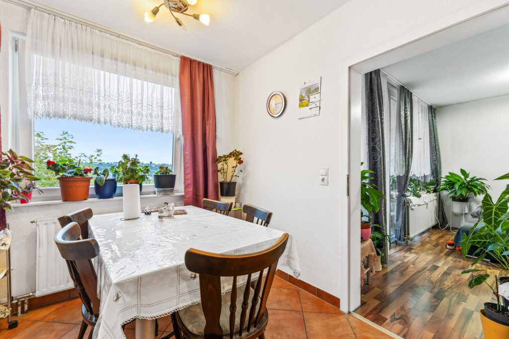 Gütelhöfer Immobilien - Immobilienangebot - Bonn - Alle - Kapitalanlage gesucht? Solide vermietete 4-Zimmer-Wohnung mit Loggia, Aufzug und zwei Stellplätzen