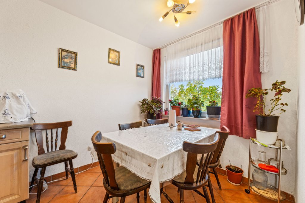 Gütelhöfer Immobilien - Immobilienangebot - Bonn - Alle - Kapitalanlage gesucht? Solide vermietete 4-Zimmer-Wohnung mit Loggia, Aufzug und zwei Stellplätzen