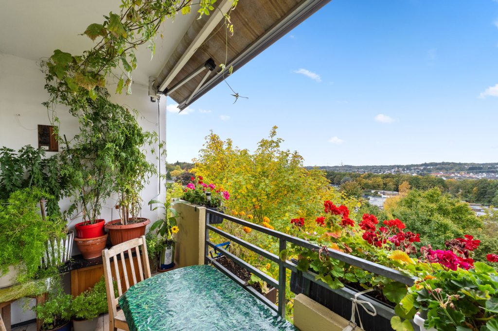 Gütelhöfer Immobilien - Immobilienangebot - Bonn - Alle - Kapitalanlage gesucht? Solide vermietete 4-Zimmer-Wohnung mit Loggia, Aufzug und zwei Stellplätzen