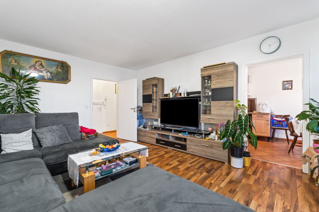 Gütelhöfer Immobilien - Immobilienangebot - Bonn - Alle - Kapitalanlage gesucht? Solide vermietete 4-Zimmer-Wohnung mit Loggia, Aufzug und zwei Stellplätzen