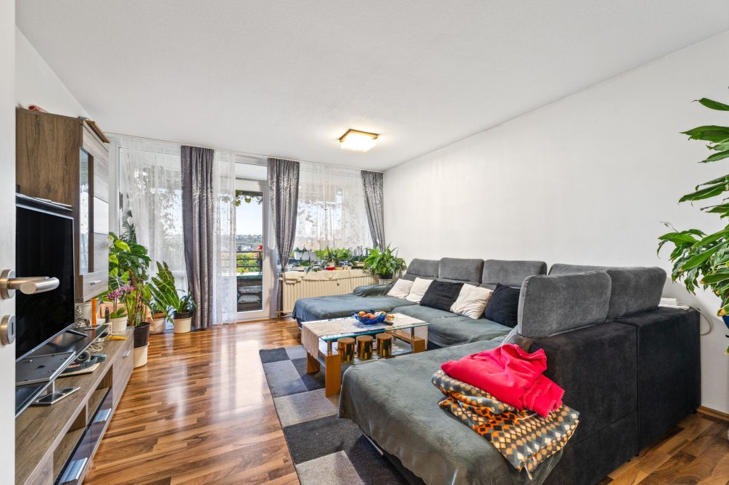 Gütelhöfer Immobilien - Immobilienangebot - Bonn - Alle - Kapitalanlage gesucht? Solide vermietete 4-Zimmer-Wohnung mit Loggia, Aufzug und zwei Stellplätzen