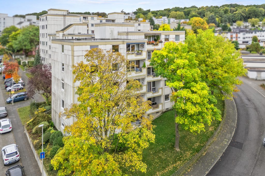 Gütelhöfer Immobilien - Immobilienangebot - Bonn - Alle - Kapitalanlage gesucht? Solide vermietete 4-Zimmer-Wohnung mit Loggia, Aufzug und zwei Stellplätzen