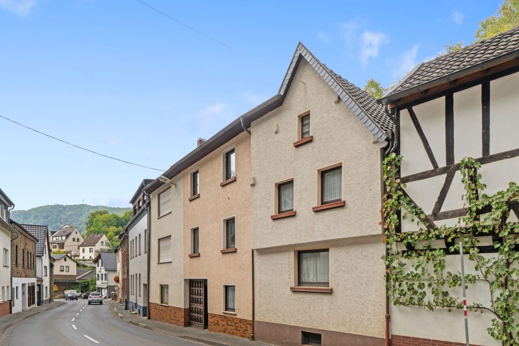 Gütelhöfer Immobilien - Immobilienangebot - Altenahr - Alle - *NEUER PREIS!* Multifunktionales teilsaniertes Einfamilienhaus mit Potenzial u. Stellplatzgrundstück