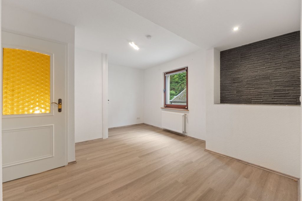 Gütelhöfer Immobilien - Immobilienangebot - Altenahr - Alle - *NEUER PREIS!* Multifunktionales teilsaniertes Einfamilienhaus mit Potenzial u. Stellplatzgrundstück