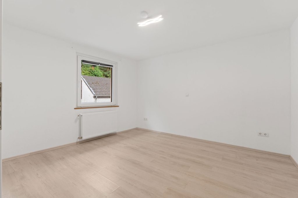 Gütelhöfer Immobilien - Immobilienangebot - Altenahr - Alle - *NEUER PREIS!* Multifunktionales teilsaniertes Einfamilienhaus mit Potenzial u. Stellplatzgrundstück