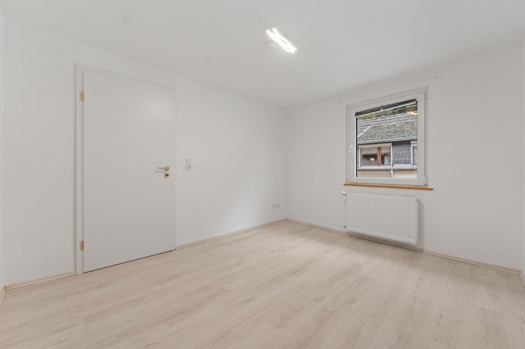 Gütelhöfer Immobilien - Immobilienangebot - Altenahr - Alle - *NEUER PREIS!* Multifunktionales teilsaniertes Einfamilienhaus mit Potenzial u. Stellplatzgrundstück