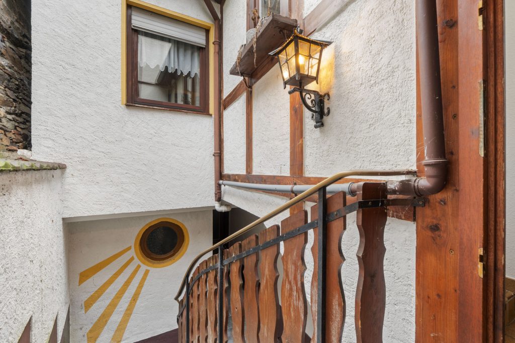 Gütelhöfer Immobilien - Immobilienangebot - Altenahr - Alle - *NEUER PREIS!* Multifunktionales teilsaniertes Einfamilienhaus mit Potenzial u. Stellplatzgrundstück