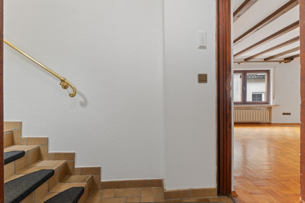 Gütelhöfer Immobilien - Immobilienangebot - Altenahr - Alle - *NEUER PREIS!* Multifunktionales teilsaniertes Einfamilienhaus mit Potenzial u. Stellplatzgrundstück