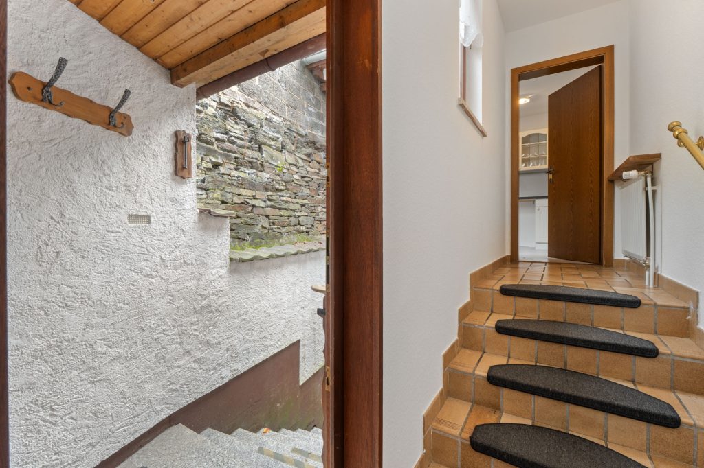 Gütelhöfer Immobilien - Immobilienangebot - Altenahr - Alle - *NEUER PREIS!* Multifunktionales teilsaniertes Einfamilienhaus mit Potenzial u. Stellplatzgrundstück
