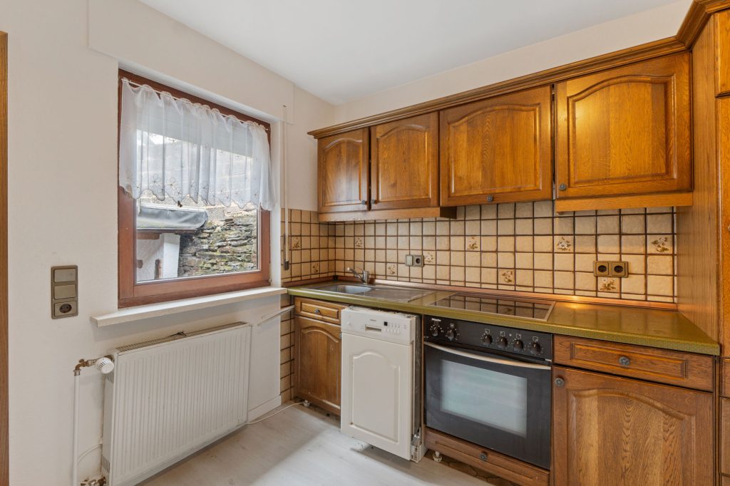 Gütelhöfer Immobilien - Immobilienangebot - Altenahr - Alle - *NEUER PREIS!* Multifunktionales teilsaniertes Einfamilienhaus mit Potenzial u. Stellplatzgrundstück