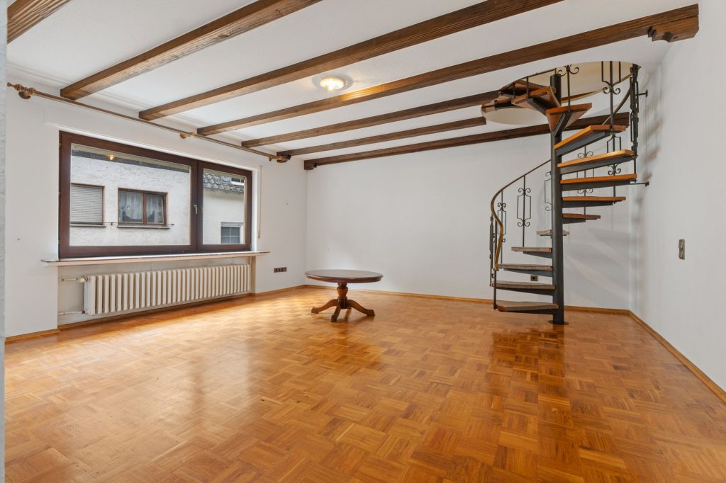 Gütelhöfer Immobilien - Immobilienangebot - Altenahr - Alle - *NEUER PREIS!* Multifunktionales teilsaniertes Einfamilienhaus mit Potenzial u. Stellplatzgrundstück
