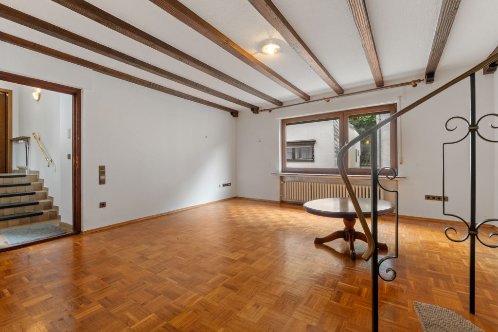 Gütelhöfer Immobilien - Immobilienangebot - Altenahr - Alle - *NEUER PREIS!* Multifunktionales teilsaniertes Einfamilienhaus mit Potenzial u. Stellplatzgrundstück