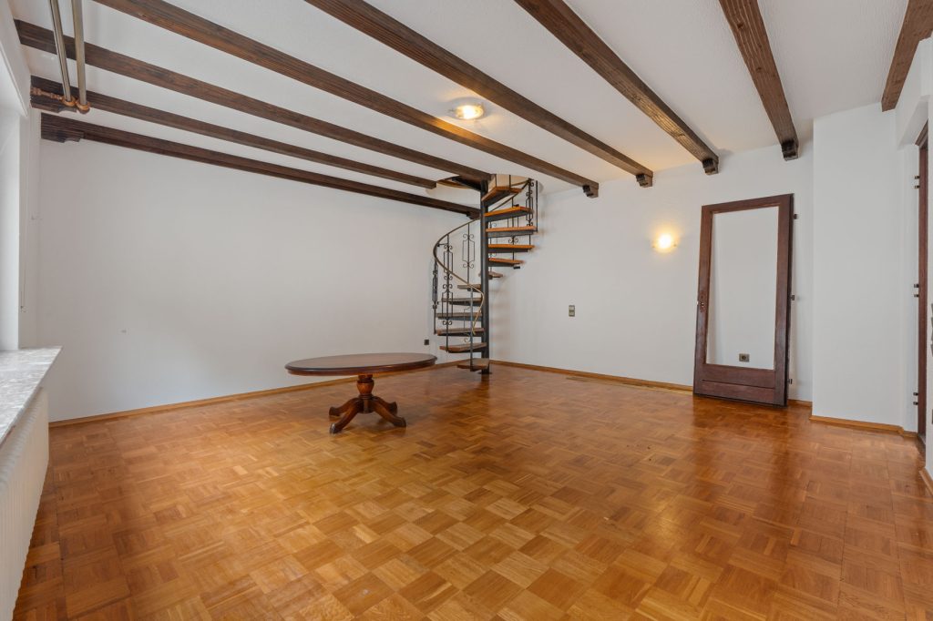 Gütelhöfer Immobilien - Immobilienangebot - Altenahr - Alle - *NEUER PREIS!* Multifunktionales teilsaniertes Einfamilienhaus mit Potenzial u. Stellplatzgrundstück