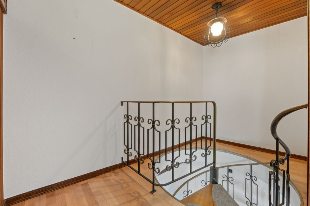 Gütelhöfer Immobilien - Immobilienangebot - Altenahr - Alle - *NEUER PREIS!* Multifunktionales teilsaniertes Einfamilienhaus mit Potenzial u. Stellplatzgrundstück