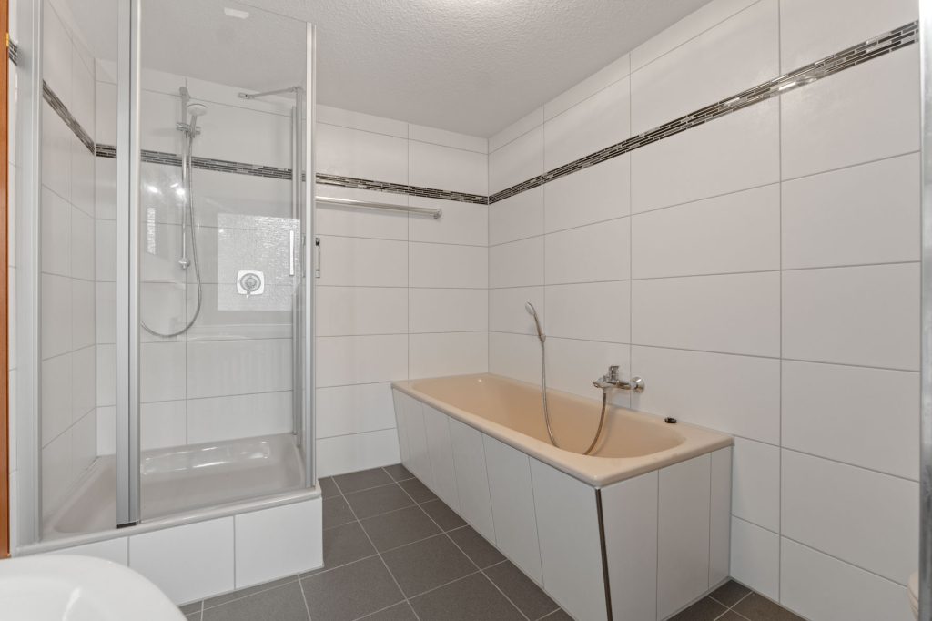 Gütelhöfer Immobilien - Immobilienangebot - Altenahr - Alle - *NEUER PREIS!* Multifunktionales teilsaniertes Einfamilienhaus mit Potenzial u. Stellplatzgrundstück