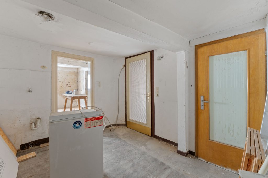 Gütelhöfer Immobilien - Immobilienangebot - Altenahr - Alle - *NEUER PREIS!* Multifunktionales teilsaniertes Einfamilienhaus mit Potenzial u. Stellplatzgrundstück