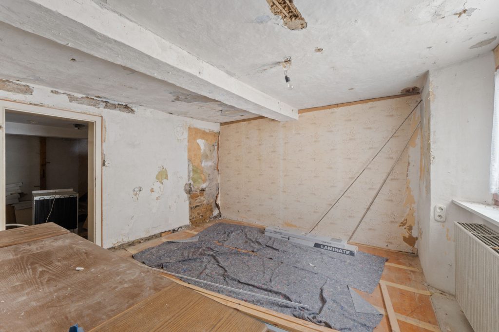 Gütelhöfer Immobilien - Immobilienangebot - Altenahr - Alle - *NEUER PREIS!* Multifunktionales teilsaniertes Einfamilienhaus mit Potenzial u. Stellplatzgrundstück