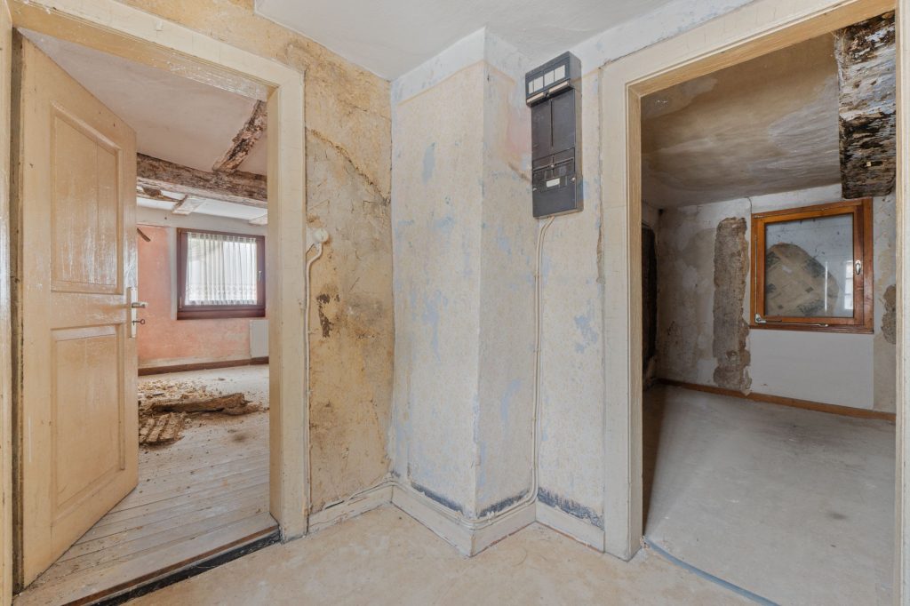 Gütelhöfer Immobilien - Immobilienangebot - Altenahr - Alle - *NEUER PREIS!* Multifunktionales teilsaniertes Einfamilienhaus mit Potenzial u. Stellplatzgrundstück