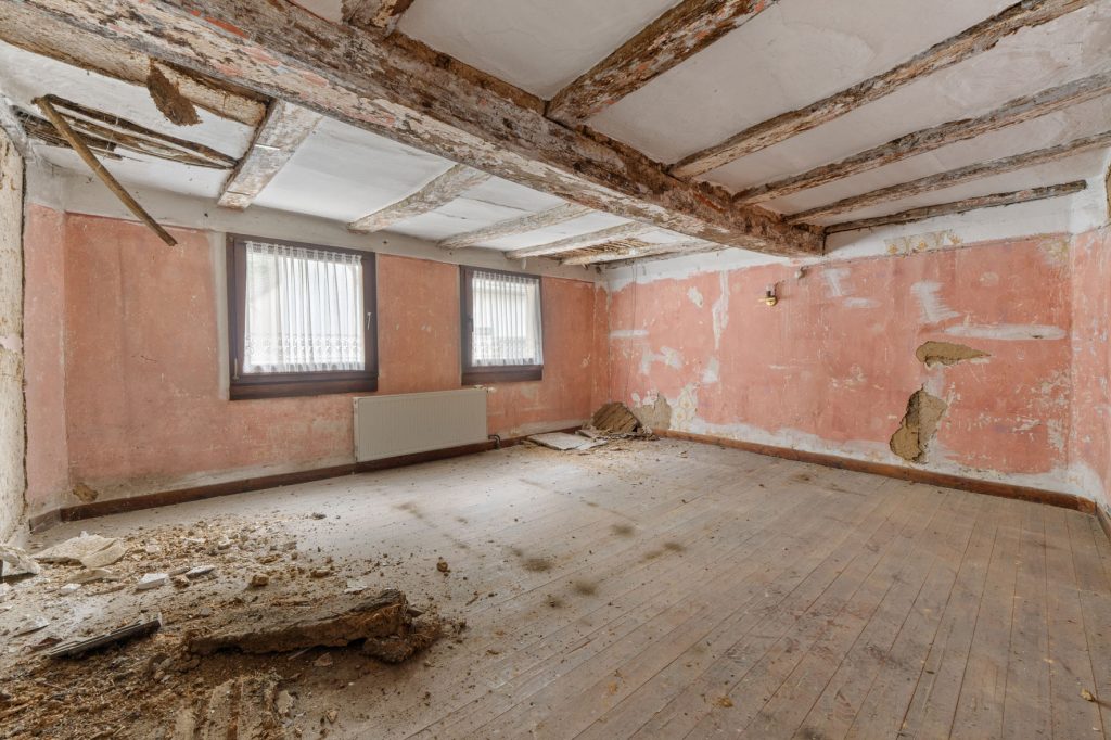 Gütelhöfer Immobilien - Immobilienangebot - Altenahr - Alle - *NEUER PREIS!* Multifunktionales teilsaniertes Einfamilienhaus mit Potenzial u. Stellplatzgrundstück