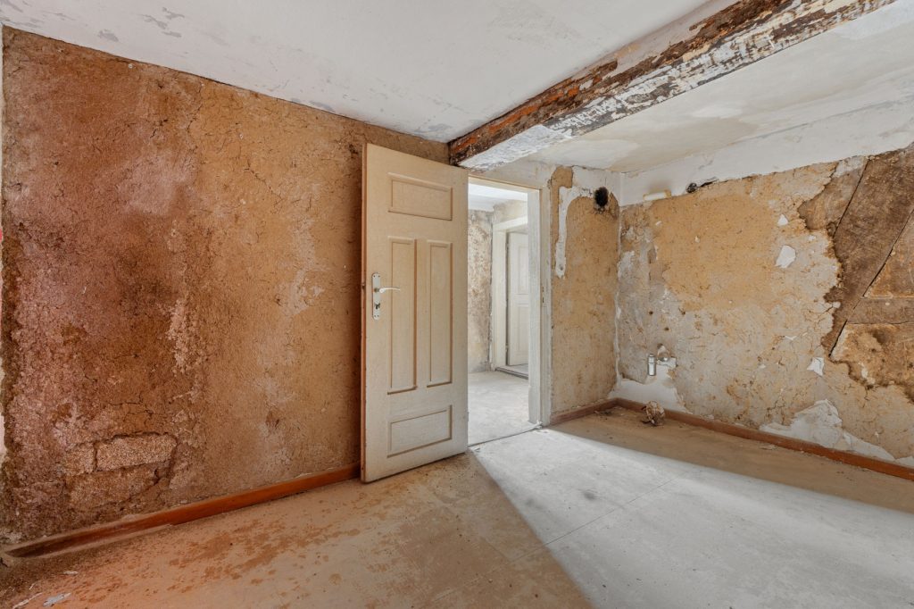 Gütelhöfer Immobilien - Immobilienangebot - Altenahr - Alle - *NEUER PREIS!* Multifunktionales teilsaniertes Einfamilienhaus mit Potenzial u. Stellplatzgrundstück