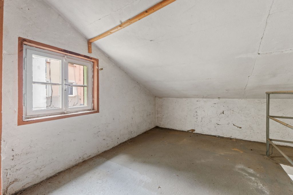 Gütelhöfer Immobilien - Immobilienangebot - Altenahr - Alle - *NEUER PREIS!* Multifunktionales teilsaniertes Einfamilienhaus mit Potenzial u. Stellplatzgrundstück