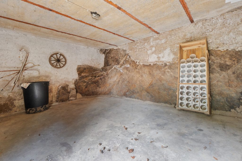 Gütelhöfer Immobilien - Immobilienangebot - Altenahr - Alle - *NEUER PREIS!* Multifunktionales teilsaniertes Einfamilienhaus mit Potenzial u. Stellplatzgrundstück