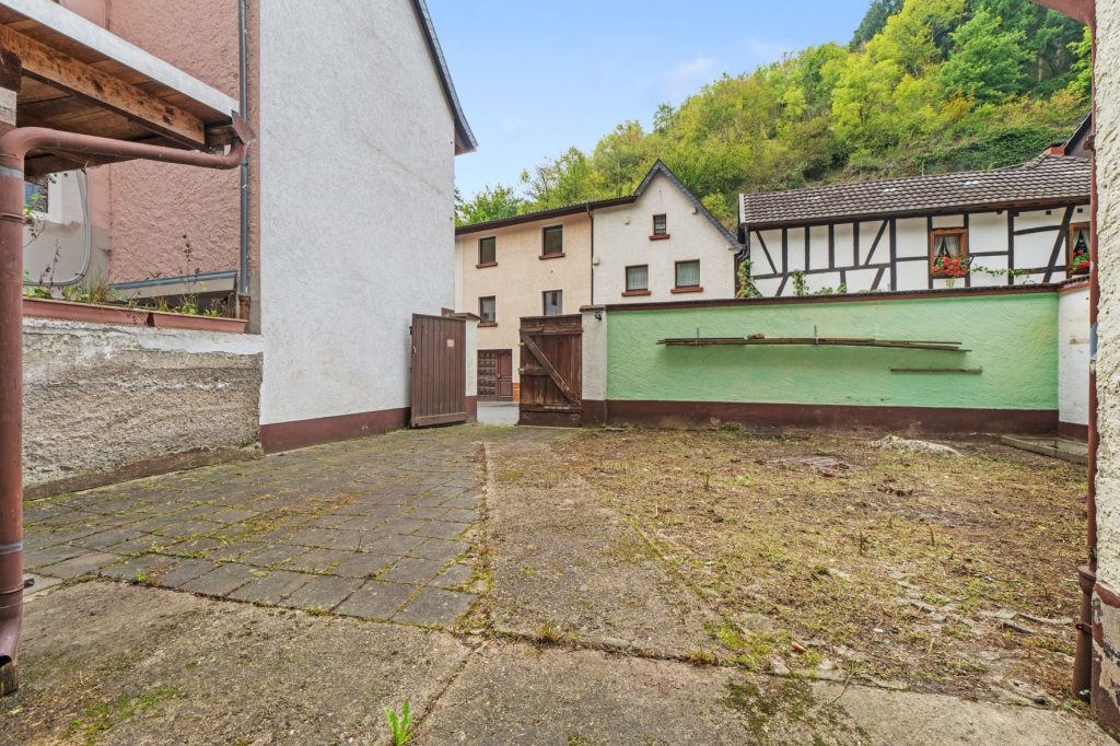 Gütelhöfer Immobilien - Immobilienangebot - Altenahr - Alle - *NEUER PREIS!* Multifunktionales teilsaniertes Einfamilienhaus mit Potenzial u. Stellplatzgrundstück