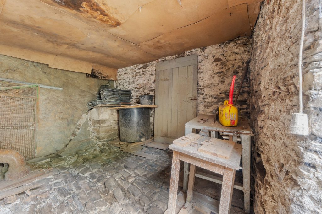 Gütelhöfer Immobilien - Immobilienangebot - Altenahr - Alle - *NEUER PREIS!* Multifunktionales teilsaniertes Einfamilienhaus mit Potenzial u. Stellplatzgrundstück