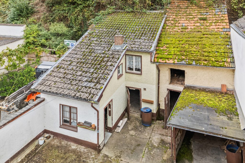 Gütelhöfer Immobilien - Immobilienangebot - Altenahr - Alle - *NEUER PREIS!* Multifunktionales teilsaniertes Einfamilienhaus mit Potenzial u. Stellplatzgrundstück