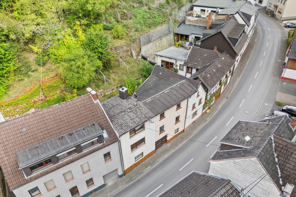 Gütelhöfer Immobilien - Immobilienangebot - Altenahr - Alle - *NEUER PREIS!* Multifunktionales teilsaniertes Einfamilienhaus mit Potenzial u. Stellplatzgrundstück