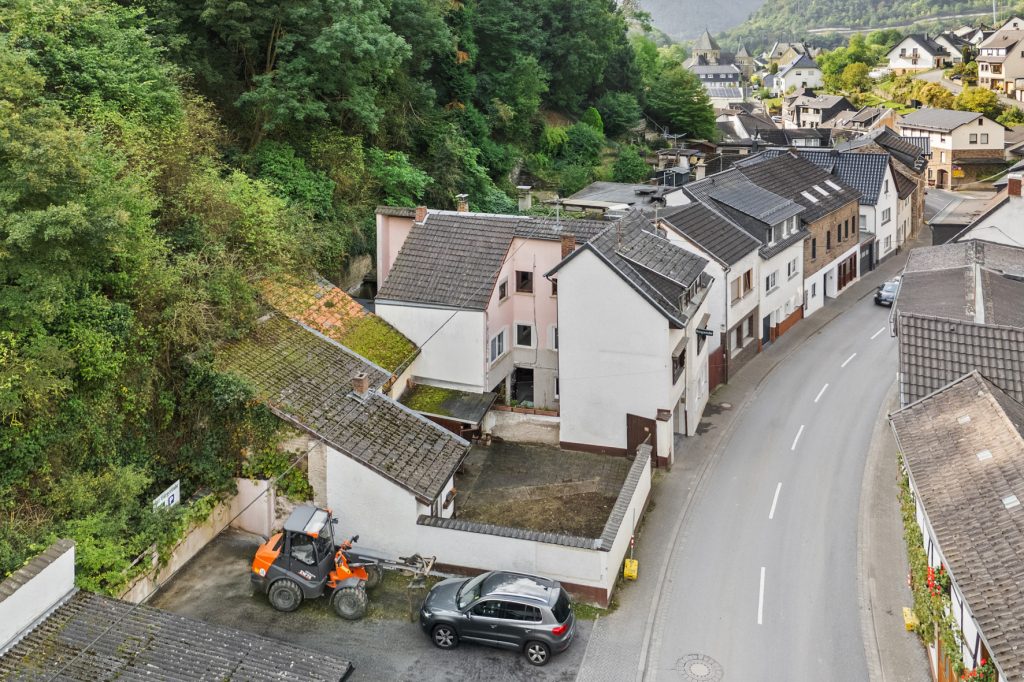 Gütelhöfer Immobilien - Immobilienangebot - Altenahr - Alle - *NEUER PREIS!* Multifunktionales teilsaniertes Einfamilienhaus mit Potenzial u. Stellplatzgrundstück