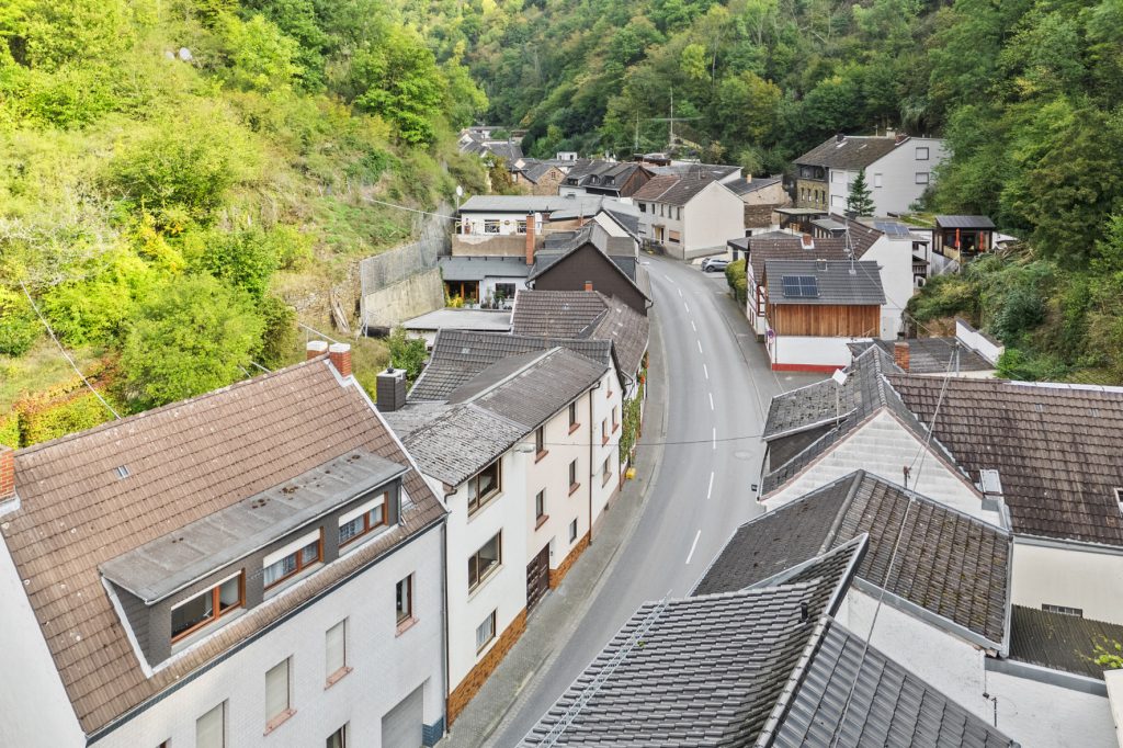 Gütelhöfer Immobilien - Immobilienangebot - Altenahr - Alle - *NEUER PREIS!* Multifunktionales teilsaniertes Einfamilienhaus mit Potenzial u. Stellplatzgrundstück